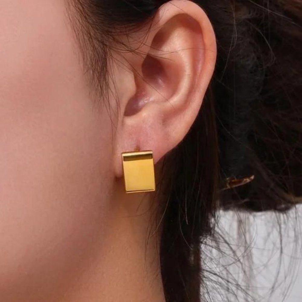 NEW 18K GOLD SQUARE EARRINGS, NICE EARRINGS, CUTE EARRINGS. - Picture 1 of 7